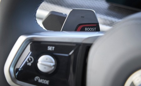 2023 BMW 760i xDrive (Color: Mineral White Metallic; US-Spec) Interior Steering Wheel Wallpapers 450x275 (167)