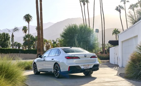 2023 BMW 760i xDrive (Color: Mineral White Metallic; US-Spec) Rear Three-Quarter Wallpapers 450x275 (129)