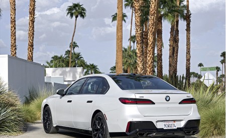 2023 BMW 760i xDrive (Color: Mineral White Metallic; US-Spec) Rear Three-Quarter Wallpapers 450x275 (119)
