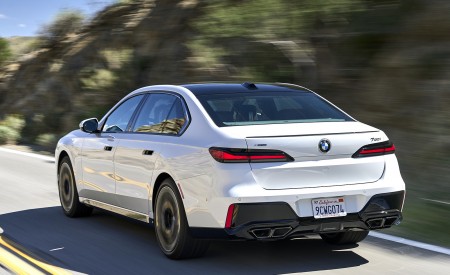 2023 BMW 760i xDrive (Color: Mineral White Metallic; US-Spec) Rear Three-Quarter Wallpapers 450x275 (88)