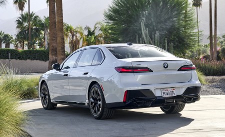 2023 BMW 760i xDrive (Color: Mineral White Metallic; US-Spec) Rear Three-Quarter Wallpapers 450x275 (130)