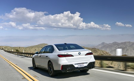 2023 BMW 760i xDrive (Color: Mineral White Metallic; US-Spec) Rear Three-Quarter Wallpapers 450x275 (89)