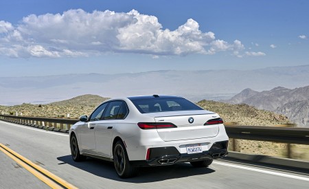 2023 BMW 760i xDrive (Color: Mineral White Metallic; US-Spec) Rear Three-Quarter Wallpapers 450x275 (82)
