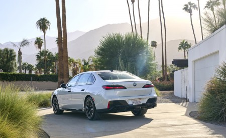 2023 BMW 760i xDrive (Color: Mineral White Metallic; US-Spec) Rear Three-Quarter Wallpapers 450x275 (131)