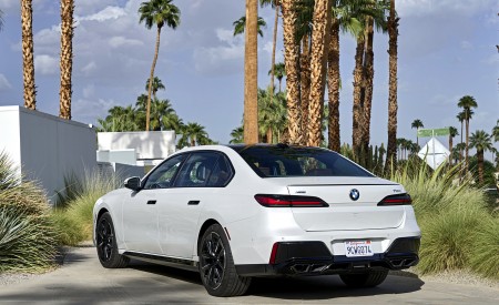 2023 BMW 760i xDrive (Color: Mineral White Metallic; US-Spec) Rear Three-Quarter Wallpapers 450x275 (121)