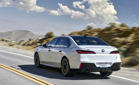 2023 BMW 760i xDrive (Color: Mineral White Metallic; US-Spec) Rear Three-Quarter Wallpapers 450x275 (90)