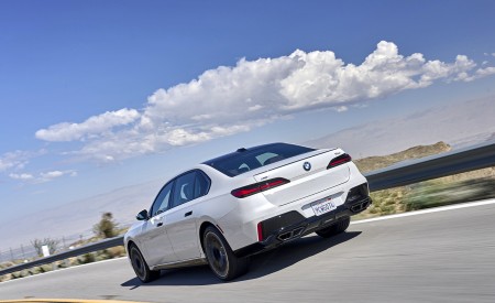 2023 BMW 760i xDrive (Color: Mineral White Metallic; US-Spec) Rear Three-Quarter Wallpapers 450x275 (83)
