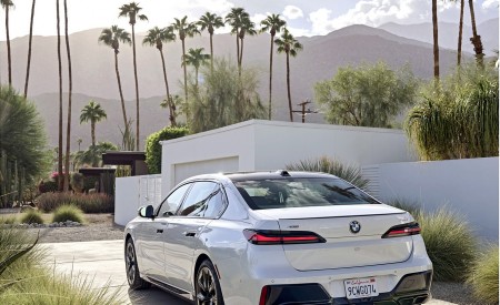2023 BMW 760i xDrive (Color: Mineral White Metallic; US-Spec) Rear Three-Quarter Wallpapers 450x275 (132)