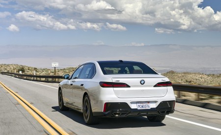 2023 BMW 760i xDrive (Color: Mineral White Metallic; US-Spec) Rear Three-Quarter Wallpapers 450x275 (91)