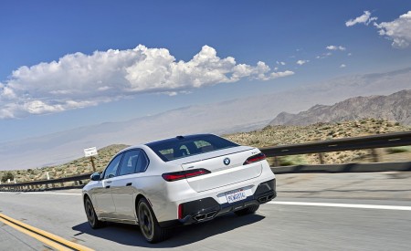 2023 BMW 760i xDrive (Color: Mineral White Metallic; US-Spec) Rear Three-Quarter Wallpapers 450x275 (84)