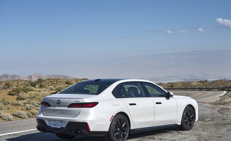 2023 BMW 760i xDrive (Color: Mineral White Metallic; US-Spec) Rear Three-Quarter Wallpapers 450x275 (97)