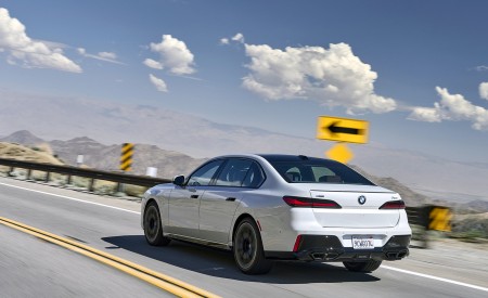 2023 BMW 760i xDrive (Color: Mineral White Metallic; US-Spec) Rear Three-Quarter Wallpapers 450x275 (92)