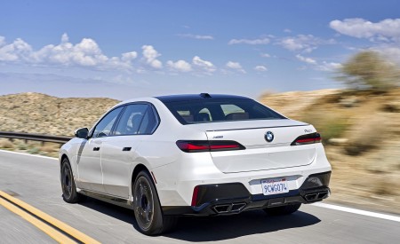 2023 BMW 760i xDrive (Color: Mineral White Metallic; US-Spec) Rear Three-Quarter Wallpapers 450x275 (85)