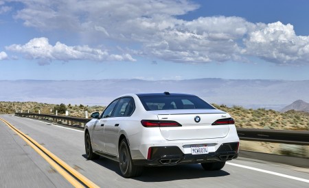 2023 BMW 760i xDrive (Color: Mineral White Metallic; US-Spec) Rear Three-Quarter Wallpapers 450x275 (93)