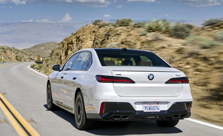 2023 BMW 760i xDrive (Color: Mineral White Metallic; US-Spec) Rear Three-Quarter Wallpapers 450x275 (86)