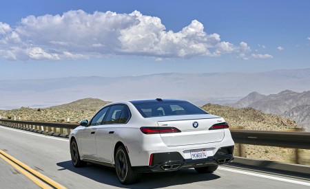 2023 BMW 760i xDrive (Color: Mineral White Metallic; US-Spec) Rear Three-Quarter Wallpapers 450x275 (94)