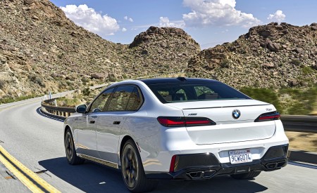 2023 BMW 760i xDrive (Color: Mineral White Metallic; US-Spec) Rear Three-Quarter Wallpapers 450x275 (87)