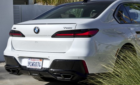 2023 BMW 760i xDrive (Color: Mineral White Metallic; US-Spec) Rear Wallpapers 450x275 (154)
