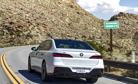 2023 BMW 760i xDrive (Color: Mineral White Metallic; US-Spec) Rear Wallpapers 450x275 (79)