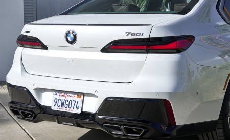 2023 BMW 760i xDrive (Color: Mineral White Metallic; US-Spec) Rear Wallpapers 450x275 (153)