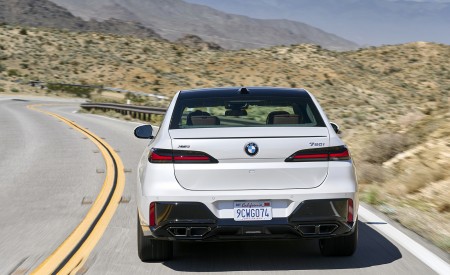 2023 BMW 760i xDrive (Color: Mineral White Metallic; US-Spec) Rear Wallpapers 450x275 (80)