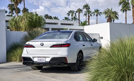 2023 BMW 760i xDrive (Color: Mineral White Metallic; US-Spec) Rear Wallpapers 450x275 (122)