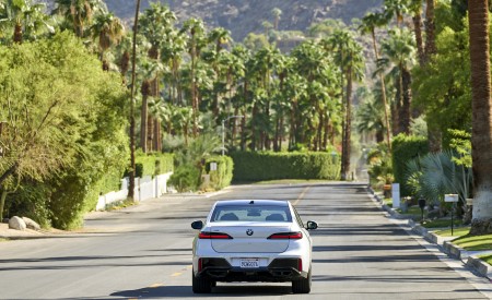 2023 BMW 760i xDrive (Color: Mineral White Metallic; US-Spec) Rear Wallpapers 450x275 (103)