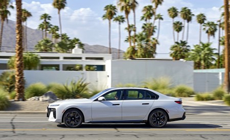 2023 BMW 760i xDrive (Color: Mineral White Metallic; US-Spec) Side Wallpapers 450x275 (107)
