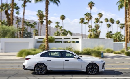 2023 BMW 760i xDrive (Color: Mineral White Metallic; US-Spec) Side Wallpapers 450x275 (108)