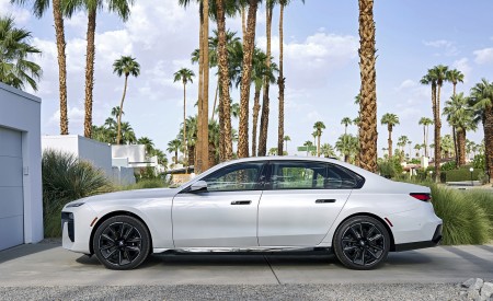 2023 BMW 760i xDrive (Color: Mineral White Metallic; US-Spec) Side Wallpapers 450x275 (142)