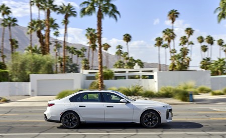 2023 BMW 760i xDrive (Color: Mineral White Metallic; US-Spec) Side Wallpapers 450x275 (109)