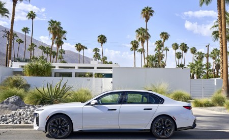 2023 BMW 760i xDrive (Color: Mineral White Metallic; US-Spec) Side Wallpapers 450x275 (110)