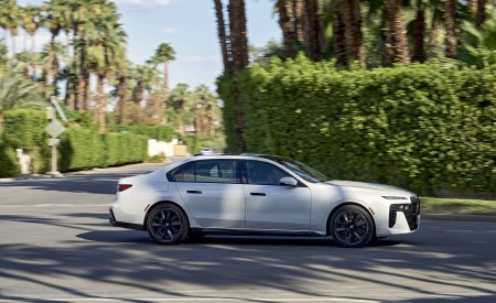 2023 BMW 760i xDrive (Color: Mineral White Metallic; US-Spec) Side Wallpapers 450x275 (104)