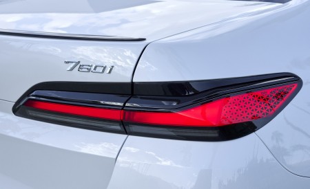 2023 BMW 760i xDrive (Color: Mineral White Metallic; US-Spec) Tail Light Wallpapers 450x275 (151)
