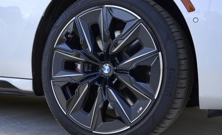 2023 BMW 760i xDrive (Color: Mineral White Metallic; US-Spec) Wheel Wallpapers 450x275 (149)