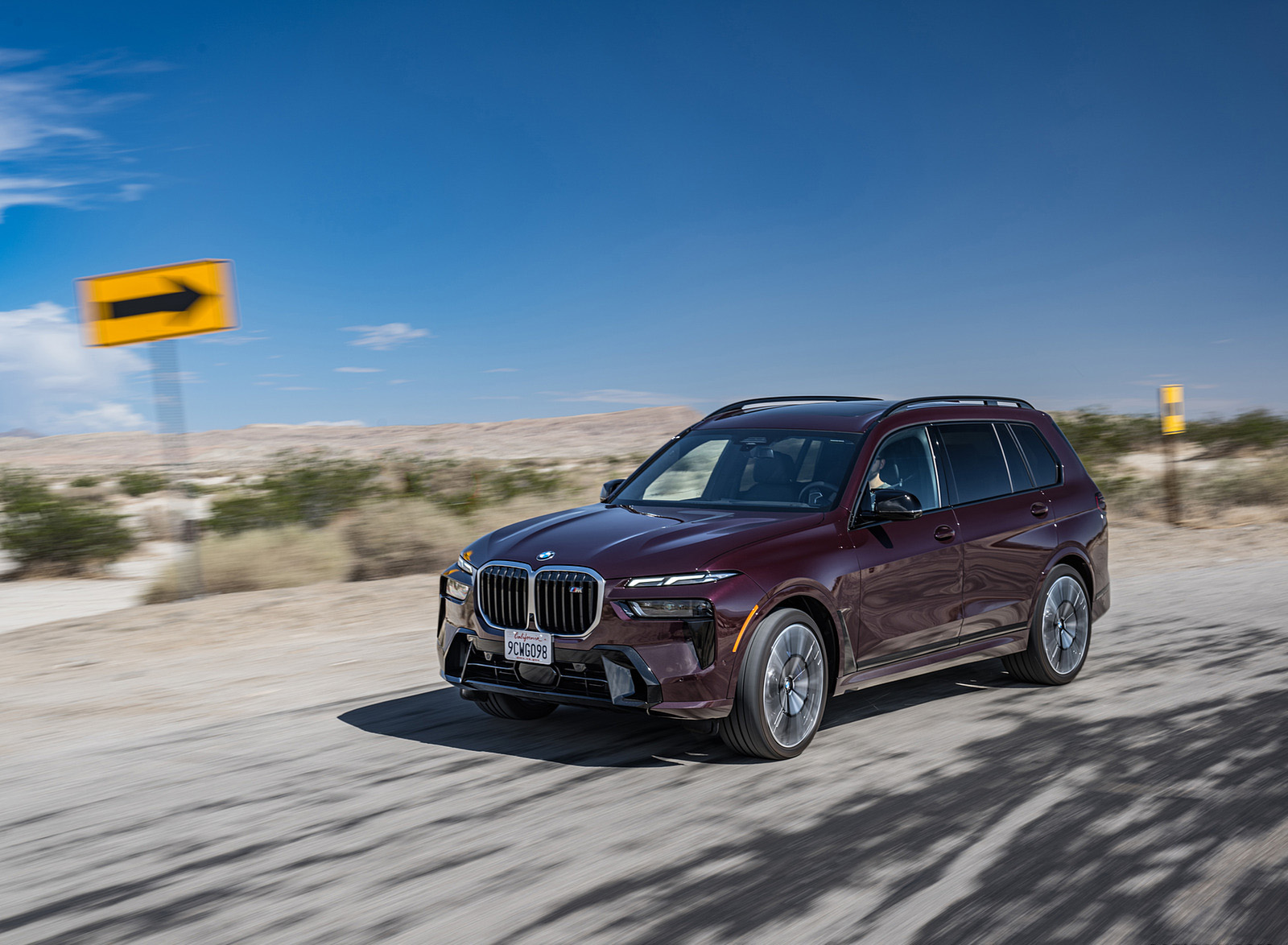 2023 BMW X7 M60i xDrive (Color: Ametrin; US-Spec) Front Three-Quarter Wallpapers (4)