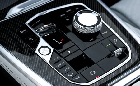 2023 BMW X7 M60i xDrive (Color: Frozen Grey; US-Spec) Central Console Wallpapers 450x275 (83)