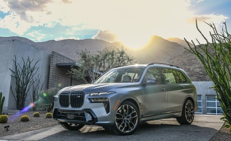 2023 BMW X7 M60i xDrive (Color: Frozen Grey; US-Spec) Front Three-Quarter Wallpapers 450x275 (52)