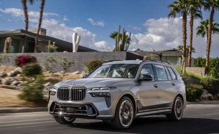 2023 BMW X7 M60i xDrive (Color: Frozen Grey; US-Spec) Front Three-Quarter Wallpapers 450x275 (47)