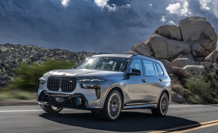 2023 BMW X7 M60i xDrive (Color: Frozen Grey; US-Spec) Front Three-Quarter Wallpapers 450x275 (36)