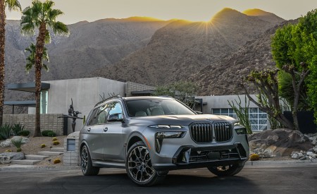 2023 BMW X7 M60i xDrive (Color: Frozen Grey; US-Spec) Front Three-Quarter Wallpapers 450x275 (58)