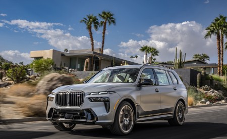 2023 BMW X7 M60i xDrive (Color: Frozen Grey; US-Spec) Front Three-Quarter Wallpapers 450x275 (48)