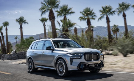 2023 BMW X7 M60i xDrive (Color: Frozen Grey; US-Spec) Front Three-Quarter Wallpapers 450x275 (31)