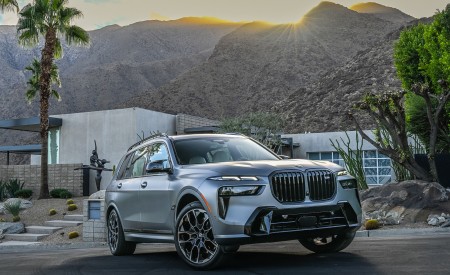 2023 BMW X7 M60i xDrive (Color: Frozen Grey; US-Spec) Front Three-Quarter Wallpapers 450x275 (59)