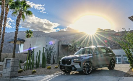 2023 BMW X7 M60i xDrive (Color: Frozen Grey; US-Spec) Front Three-Quarter Wallpapers 450x275 (54)
