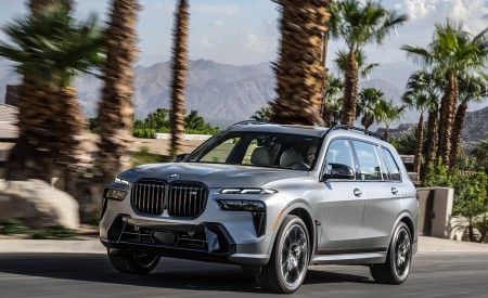 2023 BMW X7 M60i xDrive (Color: Frozen Grey; US-Spec) Front Three-Quarter Wallpapers 450x275 (49)