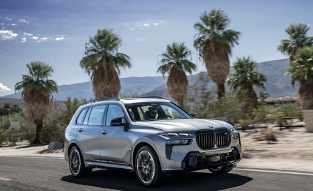 2023 BMW X7 M60i xDrive (Color: Frozen Grey; US-Spec) Front Three-Quarter Wallpapers 450x275 (32)