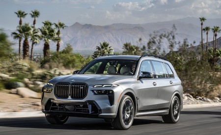 2023 BMW X7 M60i xDrive (Color: Frozen Grey; US-Spec) Front Three-Quarter Wallpapers 450x275 (50)