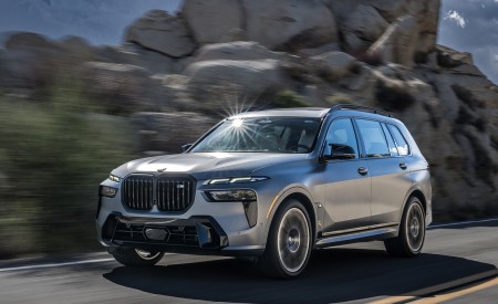 2023 BMW X7 M60i xDrive (Color: Frozen Grey; US-Spec) Front Three-Quarter Wallpapers 450x275 (39)