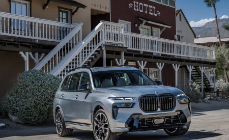 2023 BMW X7 M60i xDrive (Color: Frozen Grey; US-Spec) Front Three-Quarter Wallpapers 450x275 (64)